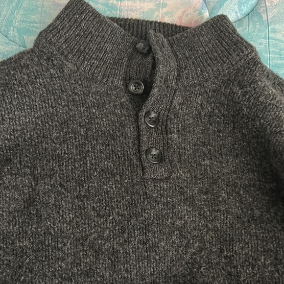 (LOT) pair of sweaters - LL Bean and Van Heusen- both fit Men’s XL - Picture 3 of 3